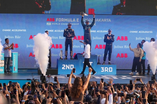 Presiden Jokowi Serahkan Piala ke Pemenang Formula E Jakarta