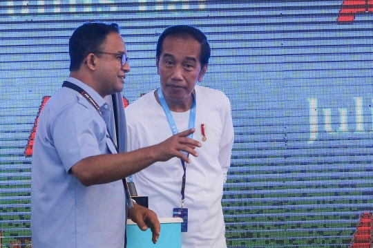 Presiden Jokowi Serahkan Piala ke Pemenang Formula E Jakarta