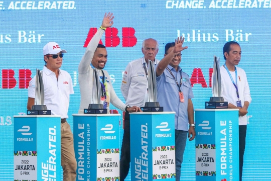 Presiden Jokowi Serahkan Piala ke Pemenang Formula E Jakarta