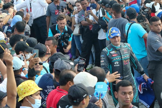 Presiden Jokowi Serahkan Piala ke Pemenang Formula E Jakarta