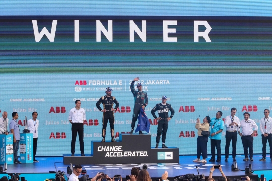 Presiden Jokowi Serahkan Piala ke Pemenang Formula E Jakarta