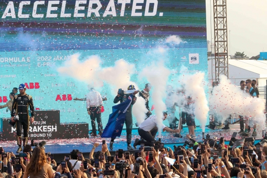 Presiden Jokowi Serahkan Piala ke Pemenang Formula E Jakarta