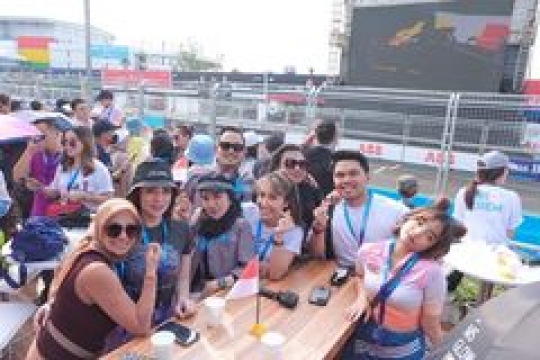 Intip Keseruan Shandy Purnamasari dengan Para Artis Nonton Formula E