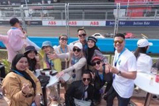 Intip Keseruan Shandy Purnamasari dengan Para Artis Nonton Formula E