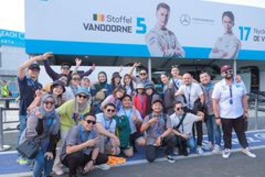 Intip Keseruan Shandy Purnamasari dengan Para Artis Nonton Formula E