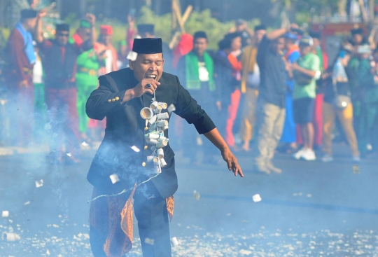 Atraksi Nekat Pak Makmur Ledakan Petasan dengan Mulutnya