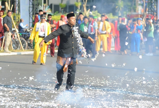 Atraksi Nekat Pak Makmur Ledakan Petasan dengan Mulutnya