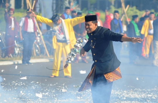 Atraksi Nekat Pak Makmur Ledakan Petasan dengan Mulutnya