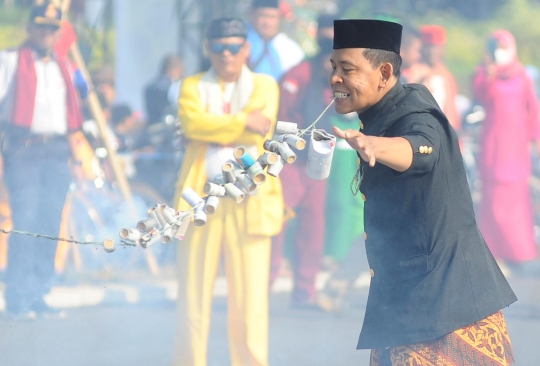 Atraksi Nekat Pak Makmur Ledakan Petasan dengan Mulutnya