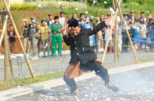 Atraksi Nekat Pak Makmur Ledakan Petasan dengan Mulutnya