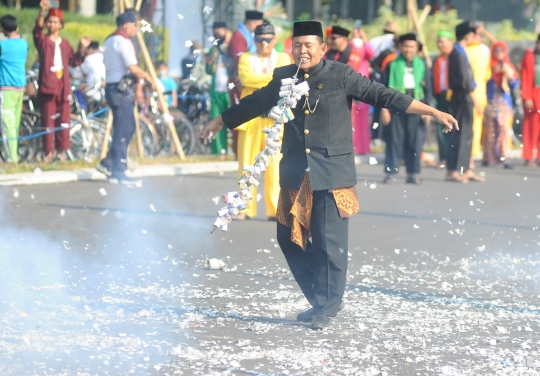 Atraksi Nekat Pak Makmur Ledakan Petasan dengan Mulutnya