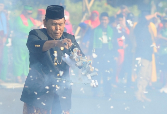 Atraksi Nekat Pak Makmur Ledakan Petasan dengan Mulutnya