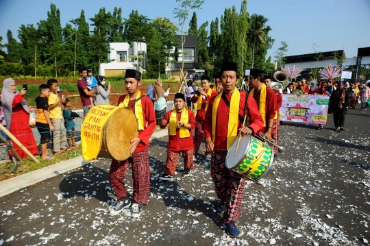 Atraksi Nekat Pak Makmur Ledakan Petasan dengan Mulutnya