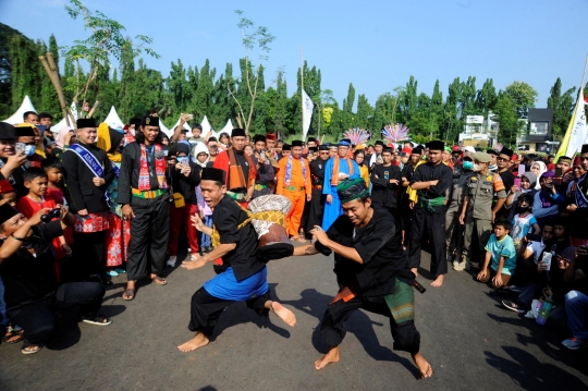 Atraksi Nekat Pak Makmur Ledakan Petasan dengan Mulutnya