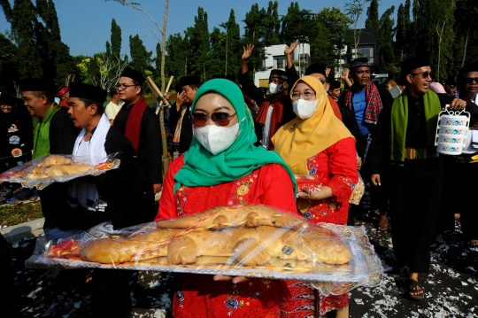 Atraksi Nekat Pak Makmur Ledakan Petasan dengan Mulutnya