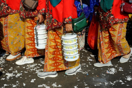 Atraksi Nekat Pak Makmur Ledakan Petasan dengan Mulutnya