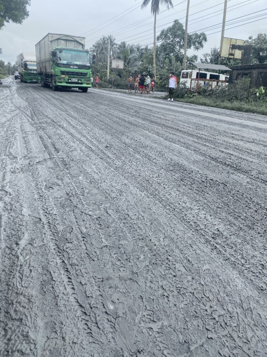 Hujan Abu Usai Letusan Gunung Bulusan di Filipina