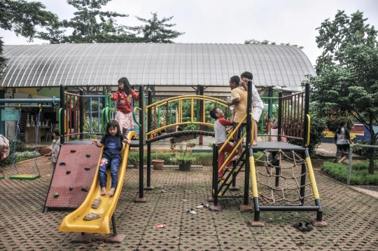 Keceriaan Anak-Anak Bermain di RPTRA Rawa Jaya