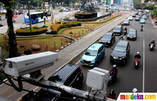 Sejumlah kendaraan melintas di bawah kamera E-TLE yang terpasang di kawasan ganjil genap Jalan Medan Merdeka Barat, Jakarta, Selasa (7/6/2022). Penambahan ganjil genap dari 13 menjadi 26 ruas jalan di Ibu Kota Jakarta mulai dilakukan karena meningkatnya volume lalu lintas di Jakarta saat pemberlakuan (PPKM) level satu.
