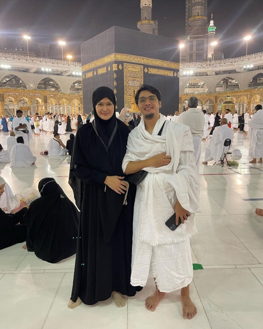 10 Potret Donna Harun Umrah di Tanah Suci, Ada Foto Bercadar Didoakan Istiqomah