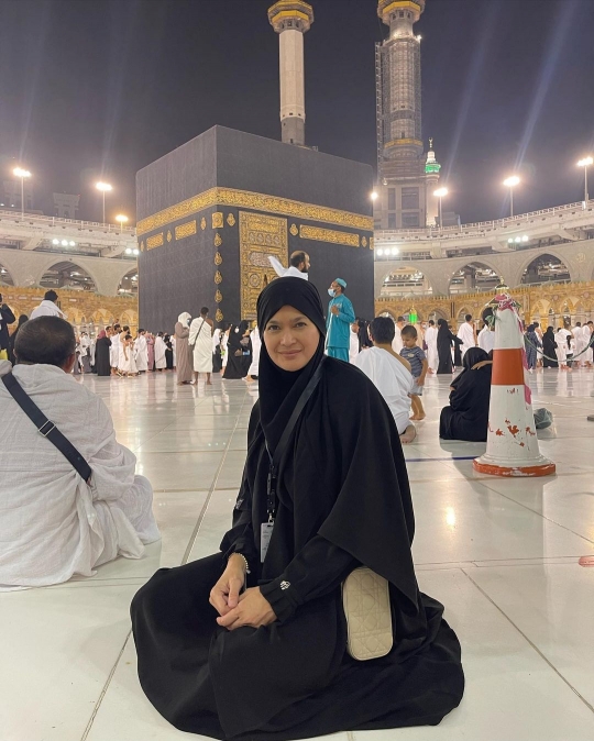 10 Potret Donna Harun Umrah di Tanah Suci, Ada Foto Bercadar Didoakan Istiqomah