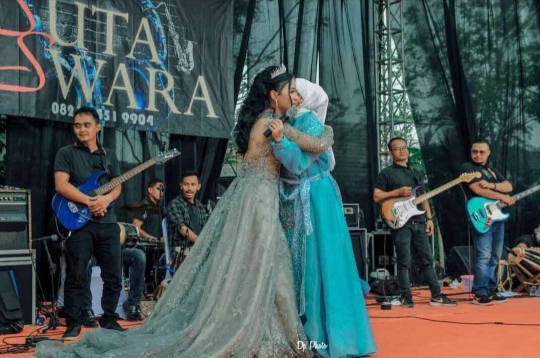 5 Potret Ikke Nurjanah Manggung di Acara Hajatan, Pakai Gaun Biru Cantik Banget