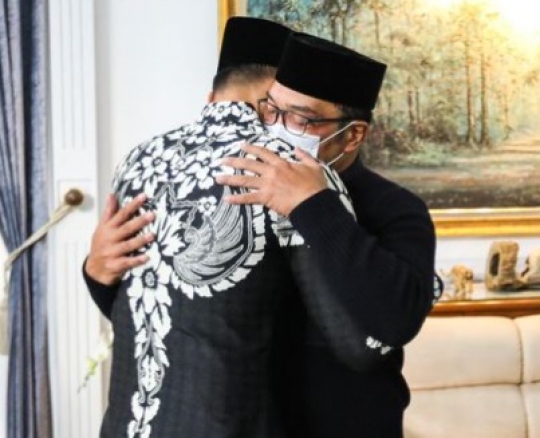 Pelukan AHY kepada Ridwan Kamil yang Berduka, Sampaikan Duka dan Doa Mendalam