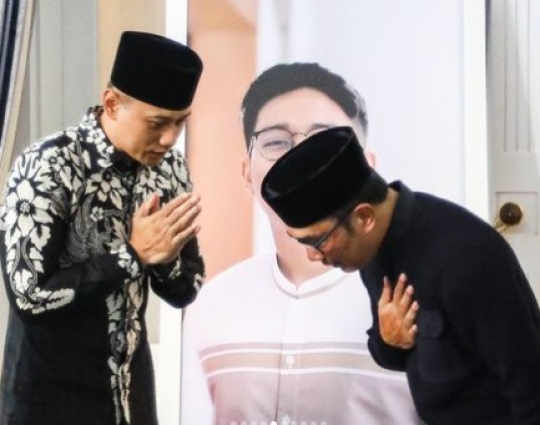 Pelukan AHY kepada Ridwan Kamil yang Berduka, Sampaikan Duka dan Doa Mendalam