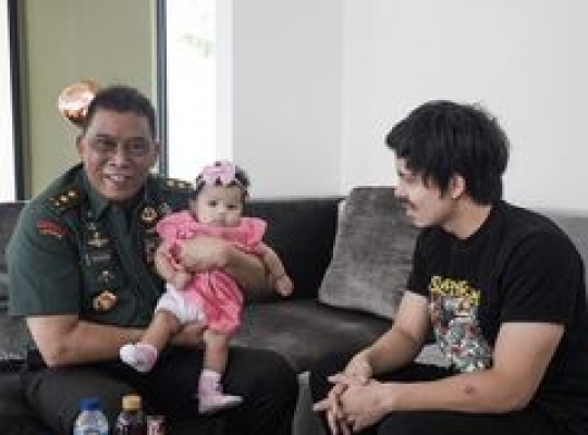 Momen Baby Ameena Anak Atta Halilintar dan Aurel Digendong Jenderal TNI