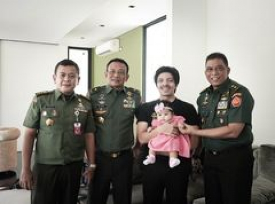 Momen Baby Ameena Anak Atta Halilintar dan Aurel Digendong Jenderal TNI