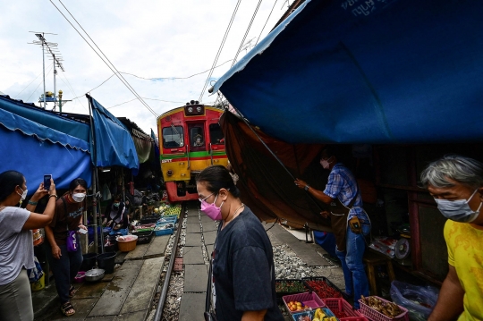 Hiruk-pikuk Mae Klong, Pasar Ekstrem Pinggir Rel Kereta Api di Thailand