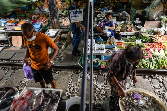Hiruk-pikuk Mae Klong, Pasar Ekstrem Pinggir Rel Kereta Api di Thailand