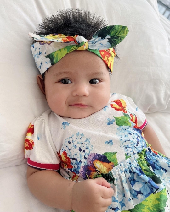 Potret Terbaru Baby Ameena Anak Atta & Aurel, Gayanya Bikin Gemas Disebut 'Si Mochi'