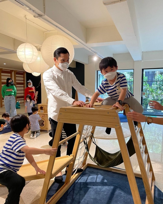 5 Potret Ganteng Raphael Moeis Anak Sandra Dewi, Gayanya Bikin Gemas