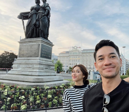 Deretan Potret Romantis Nana Mirdad dan Andrew White, Bak ABG Pacaran