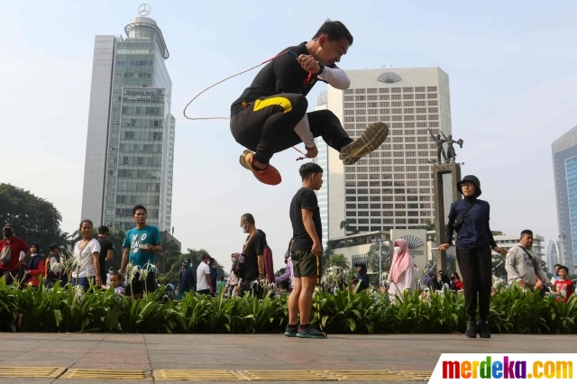 Warga sedang mencoba olahraga lompat tali di kawasan Bundaran Hotel Indonesia, Jakarta, Minggu (12/6/2022). Komunitas Jump Rode Indonesia mensosialisasikan olahraga lompat tali beberapa variasi gerakan yang bisa dipelajari seperti gerakan satu kaki.