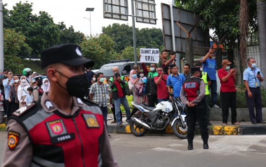 Masyarakat Iringi Kepulangan Jenazah Eril Menuju Bandung
