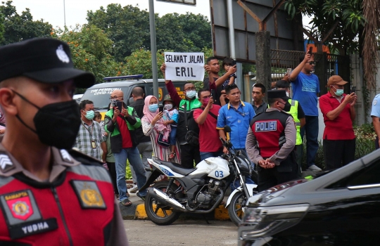 Masyarakat Iringi Kepulangan Jenazah Eril Menuju Bandung