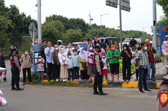 Masyarakat Iringi Kepulangan Jenazah Eril Menuju Bandung