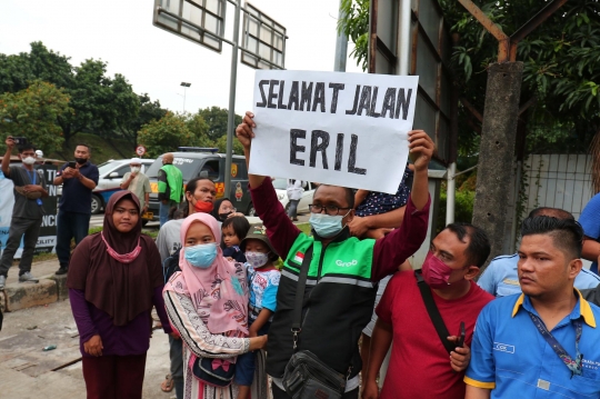 Masyarakat Iringi Kepulangan Jenazah Eril Menuju Bandung