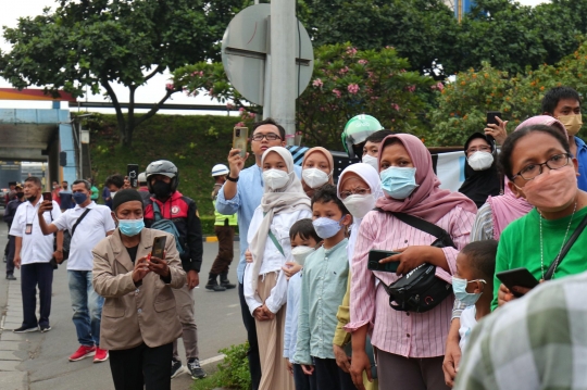 Masyarakat Iringi Kepulangan Jenazah Eril Menuju Bandung