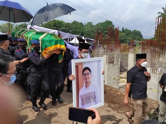 Momen Jenazah Eril Saat Diantar ke Pemakaman di Cimaung