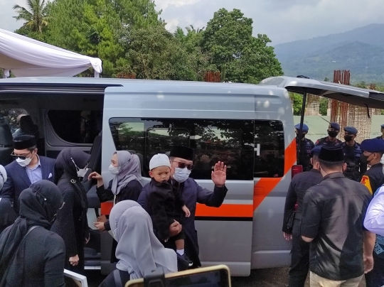 Momen Jenazah Eril Saat Diantar ke Pemakaman di Cimaung