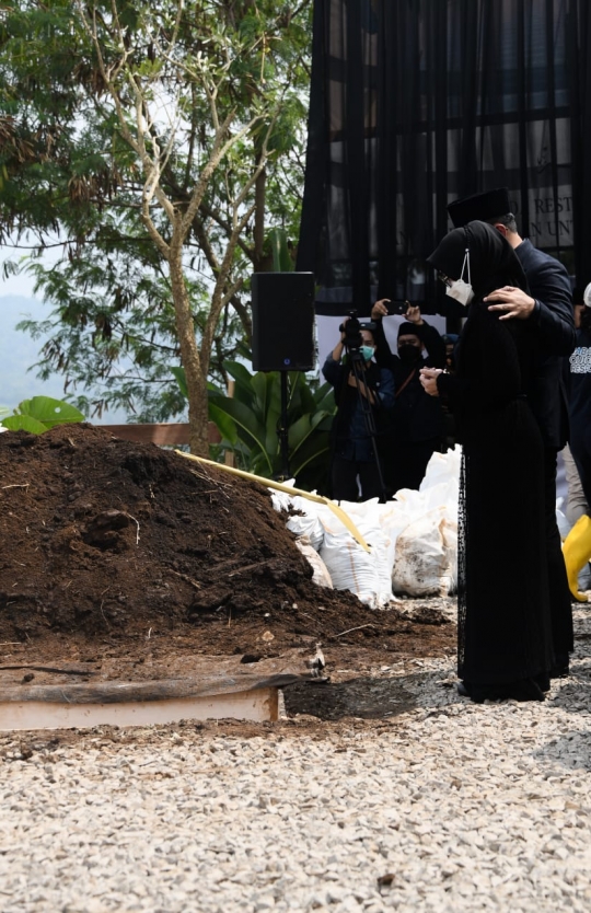 Tatapan Ridwan Kamil dan Istri di Depan Pusara Eril