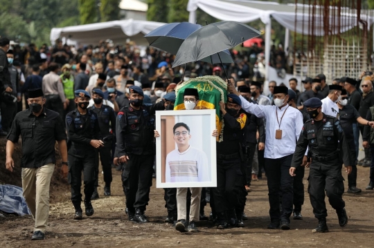 Tatapan Ridwan Kamil dan Istri di Depan Pusara Eril