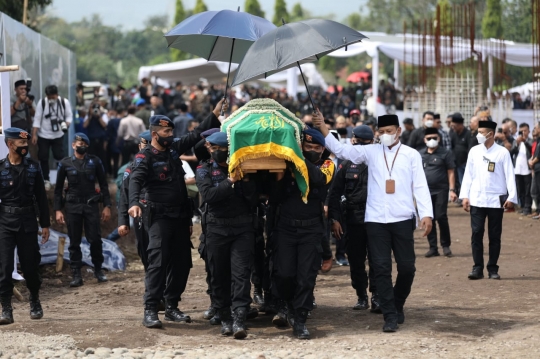 Tatapan Ridwan Kamil dan Istri di Depan Pusara Eril