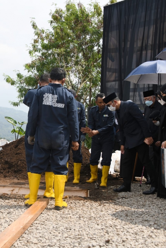 Tatapan Ridwan Kamil dan Istri di Depan Pusara Eril