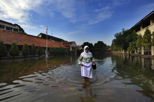 Sudah Tiga Minggu Banjir Genangi SMAN 4 Tangerang Selatan