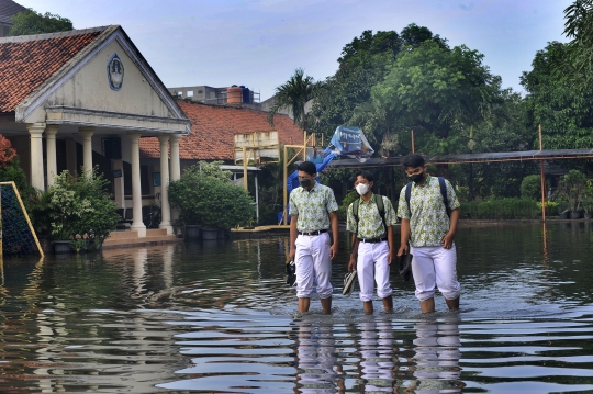 Sudah Tiga Minggu Banjir Genangi SMAN 4 Tangerang Selatan