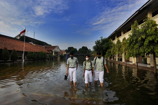 Sudah Tiga Minggu Banjir Genangi SMAN 4 Tangerang Selatan